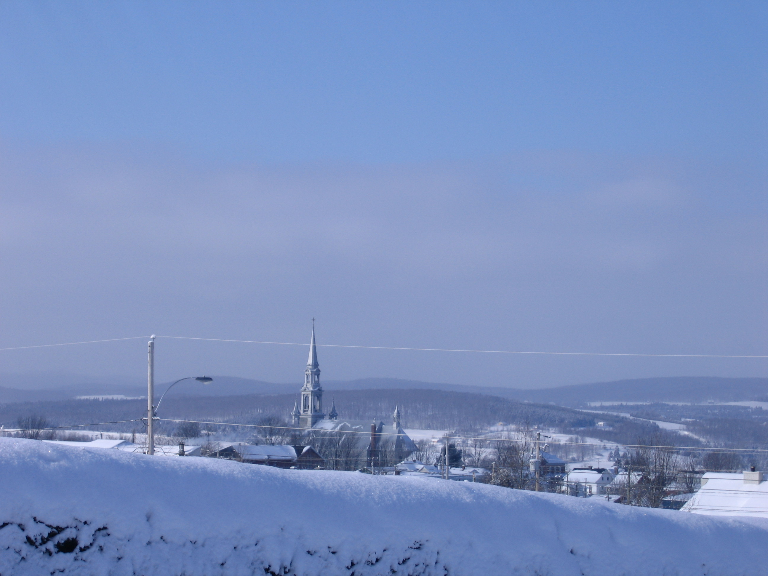 Clocher sous un ciel bleu d'hiver