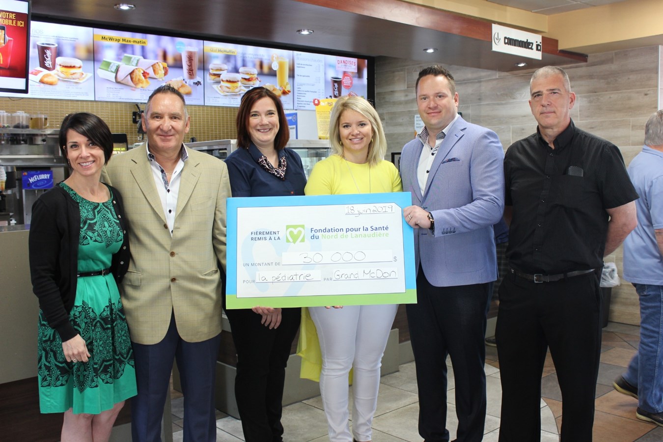 Sont présents sur la photo : Caroline Martel, directrice générale de la fondation, Martin Harvey, propriétaire (Joliette, Berthierville et Lavaltrie), Marie-Bernard Lacharité-Mainville, gérante du personnel des restaurants de la famille Harvey, Jessica Harvey, propriétaire (Louiseville et Notre-Dame-des-Prairies), Cédric Harvey, propriétaire (Galeries Joliette, Wal- Mart, Rawdon, Saint-Gabriel-de-Brandon, Saint-Jean-de-Matha, Saint-Félix-de-Valois et Saint-Jacques) et Marc Savage, directeur des succursales participantes.