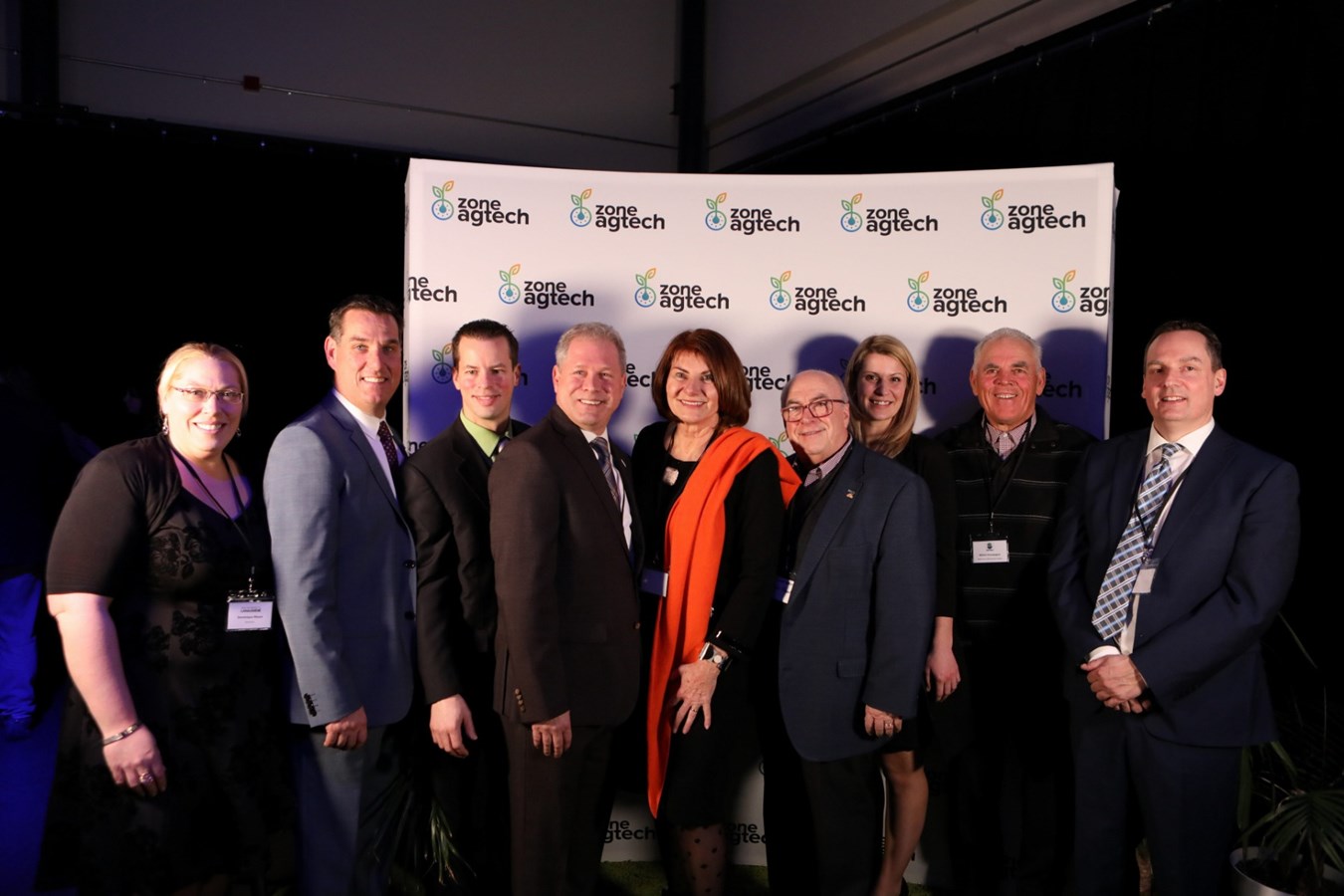 De gauche à droite: Dominique Masse, directrice de la Table des préfets de Lanaudière; Sébastien Nadeau, maire de la Ville de L’Assomption;  Steve Plante, maire de la Ville de l’Épiphanie; Eric Chartré, président de CIENOV; Chantal Deschamps, préfète de la MRC de L’Assomption et mairesse de la Ville de Repentigny; George Robinson, conseiller municipal de la Ville de Repentigny et membre du conseil de la MRC de L’Assomption; Marilou Cyr, directrice de la Zone Agtech; Michel Champagne, maire de la municipalité de St-Sulpice et Joffrey Bouchard, directeur général de la MRC de L’Assomption et de CIENOV.