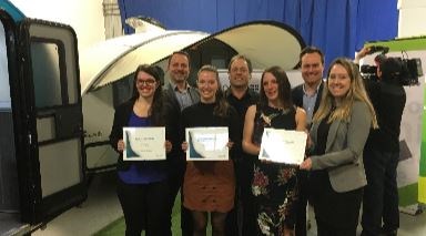 Première rangée, de gauche à droite : Mélodie Heuser, Kaizen Arts Martiaux; Florence Beaupré, Clinique Podiatrique Angora; Stéphanie Rondeau et Andréanne Juteau, ÉCOferme Lanaudière SENC. Deuxième rangée, de gauche à droite : François St-Louis, attaché politique de Pierre Ftizgibbon, député de Terrebonne, ministre de l’Économie et de l’Innovation et ministre responsable de la région de Lanaudière; Marco Leblanc, président de la Table d’action en entrepreneuriat de Lanaudière et Vincent Fortin, adjoint exécutif à la direction régionale de Lanaudière du Ministère de l’Économie et de l’Innovation.