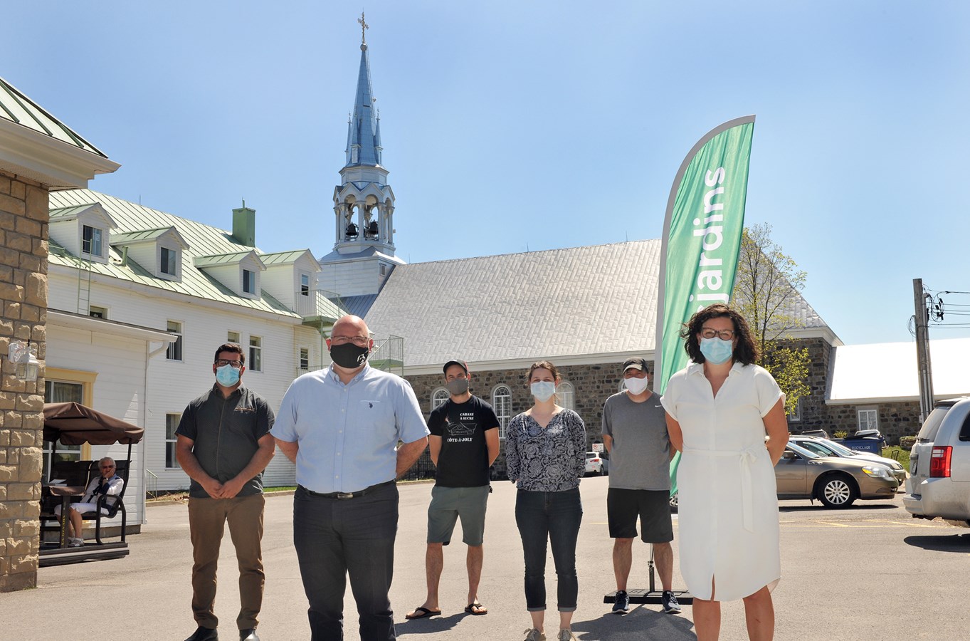De gauche à droite: Martin Rondeau (maire de la Municipalité de Saint-Jean-de-Matha), Steve Adam (président de la Chambre de commerce de Saint-Jean-de-Matha), Félix et Julie Robitaille (résidence Le Grand Manoir) et deux employées de la résidence Le Grand Manoir.