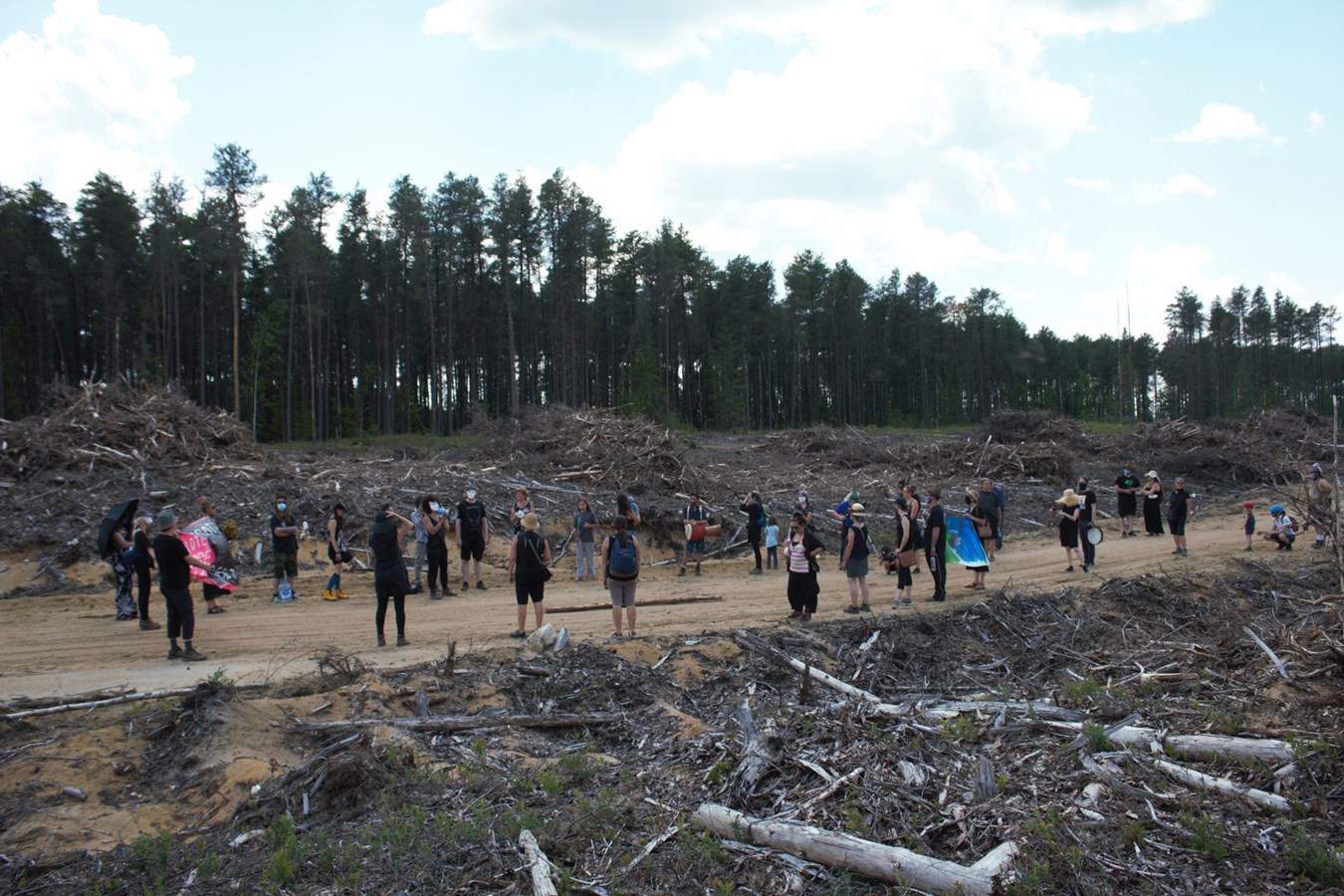 Des centaines de km2 de forêt sont coupées en Matawinie au bénéfice des compagnies forestières. Mobilisation Matawinie et Éco-corridor poursuivent leur contestation ce dimanche 23 août à Rawdon.