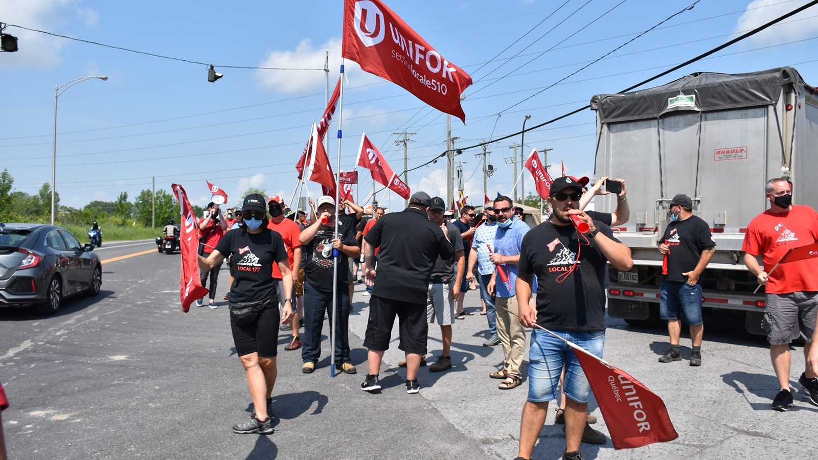 Une manifestation devant la cimenterie Ash Grove de Joliette