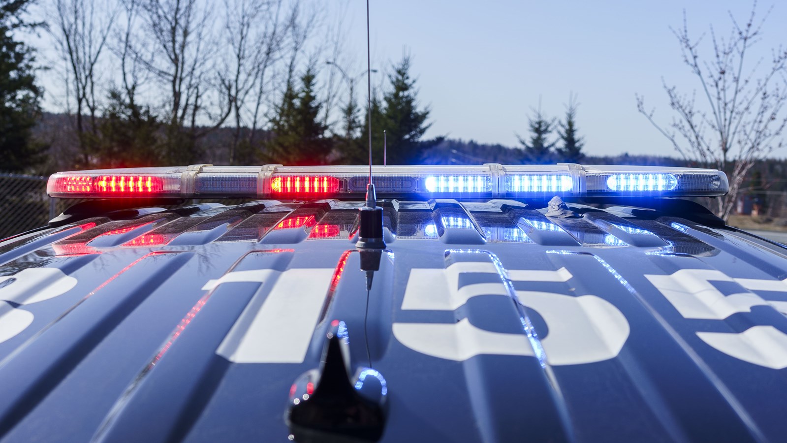 Arrestation pour vol de machinerie et déchargement d'une arme