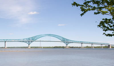 Des fissures sur le pont Laviolette