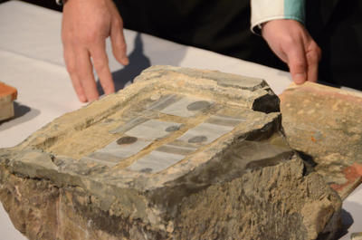 De vieilles pièces de monnaie dans la pierre angulaire