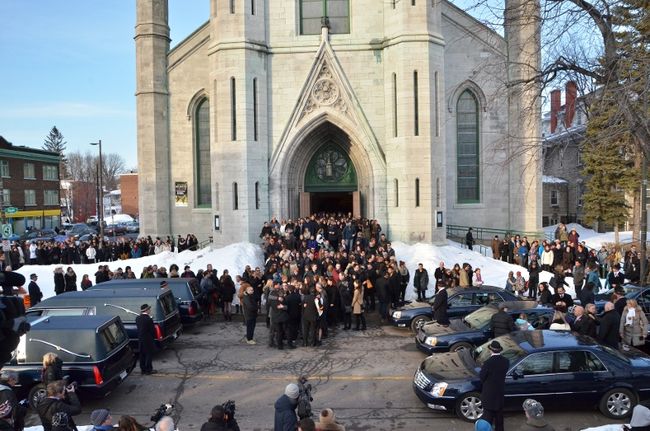 Un dernier hommage touchant pour les victimes du triple meurtre