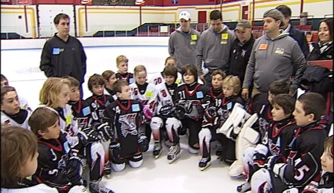Des jeunes unis autour de leur coéquipier