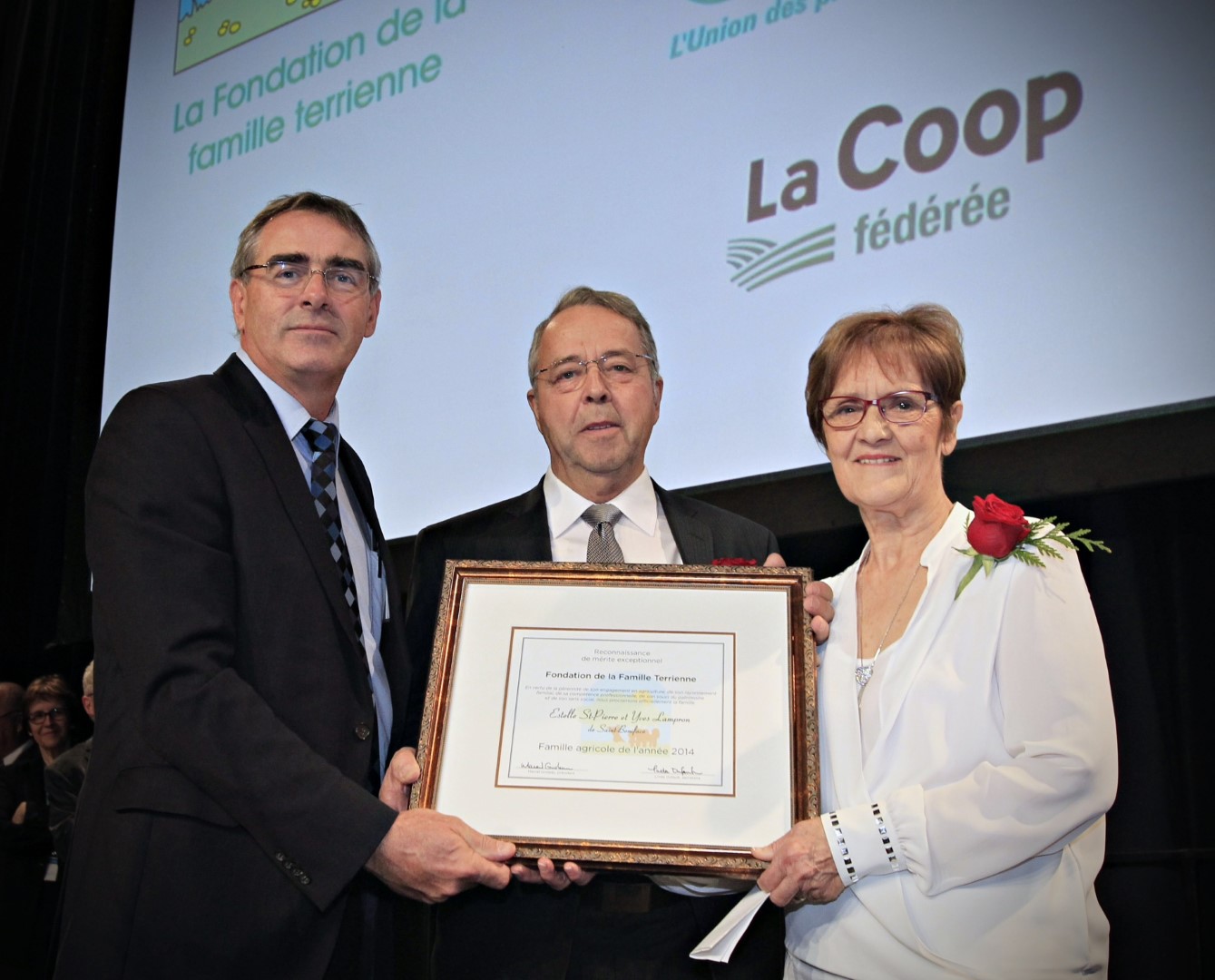 La famille d’Estelle St-Pierre et d’Yves Lampron proclamée « Famille agricole de l’année 2014 »