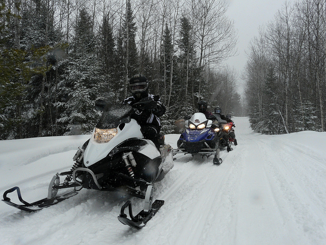Enfilez vos équipements et faites de la motoneige sur les sentiers de la Mauricie