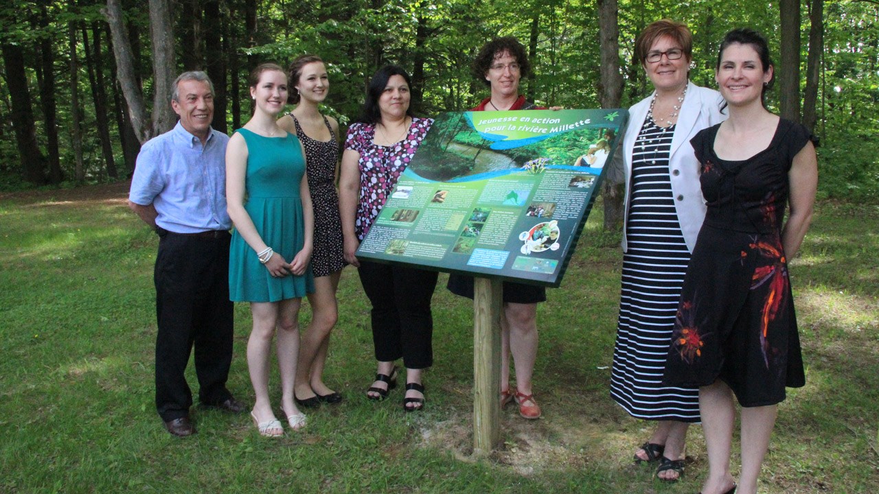 L'Institut secondaire Keranna dévoile un panneau d'interprétation de la rivière Millette
