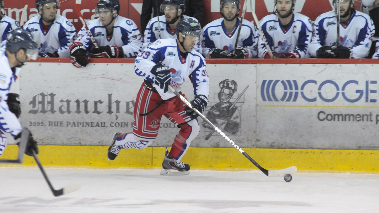 Joseph et Veilleux en uniforme lors des matchs de la fin de semaine