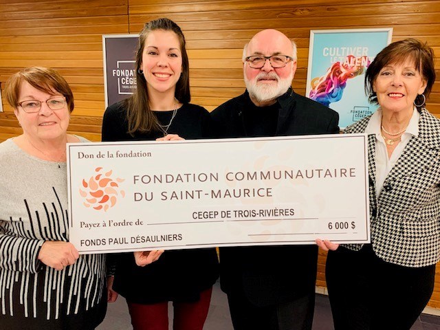 De gauche à droite: Lise Beaulieu, vice-présidente du conseil d’administration de la Fondation communautaire du Saint-Maurice, Marie-Christine Vézina, directrice de la Fondation du Cégep de Trois-Rivières, Pierre Lamothe, président du conseil d’administration et Suzanne Mongrain Ross, secrétaire du conseil d’administration pour la Fondation communautaire du Saint-Maurice.