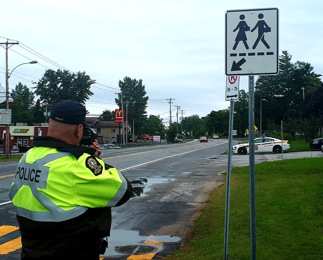 Les policiers sont présents aux abords des écoles afin d’assurer le respect des mesures de protection de la COVID-19.