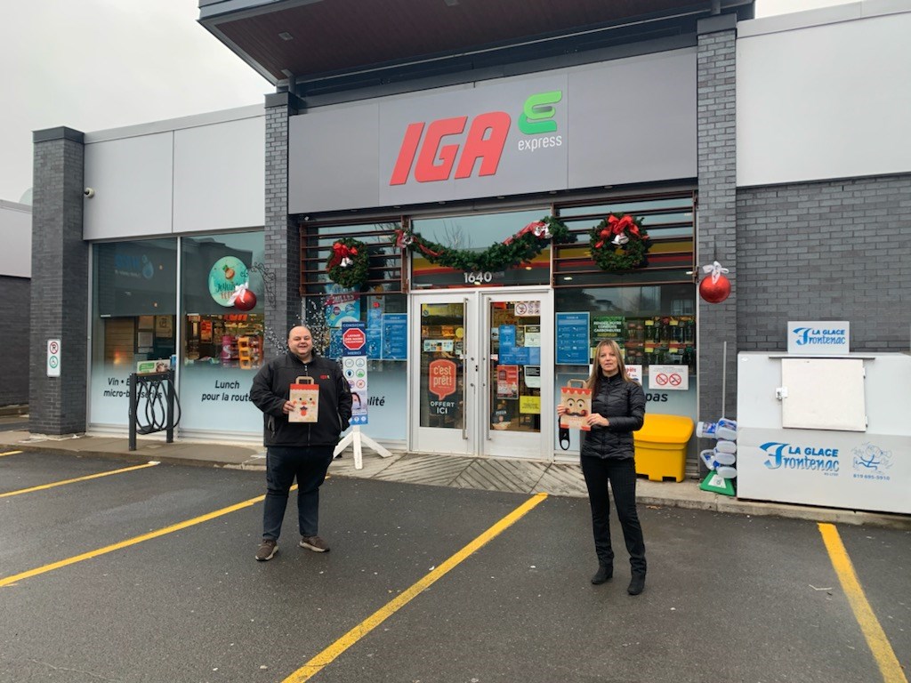 Éric Labranche, gestionnaire des IGA Express de Shawinigan et TroisRivières, en compagnie de la propriétaire du bar Le Picasso de Shawinigan, Manon Fortin.