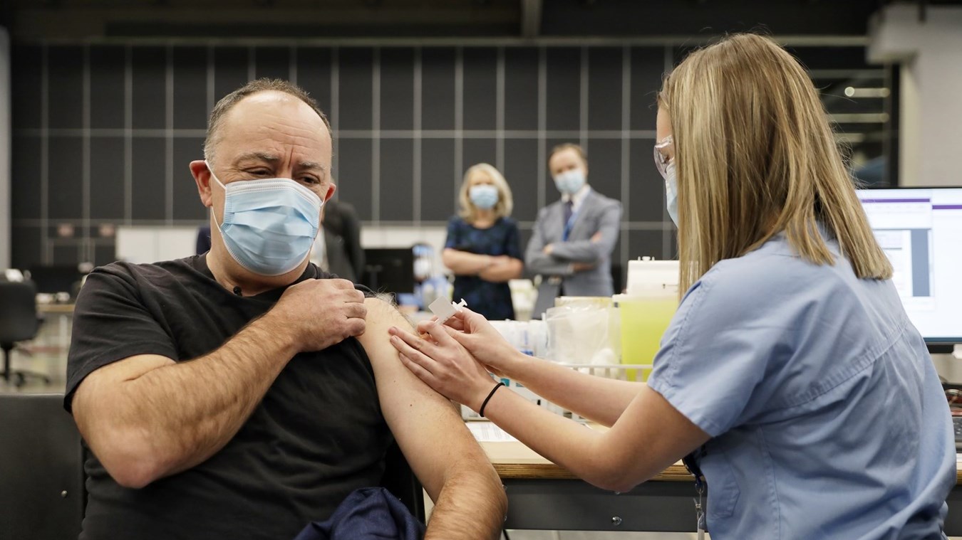Vaccination: Christian Dubé appelle à la contribution des entreprises