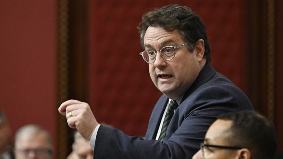 Laïcité: le projet de loi du ministre Bernard Drainville divise