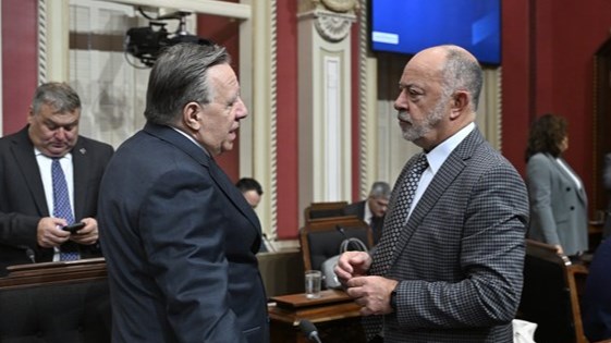 Québec dit tendre la main aux médecins en suspendant deux dispositions de la loi 2