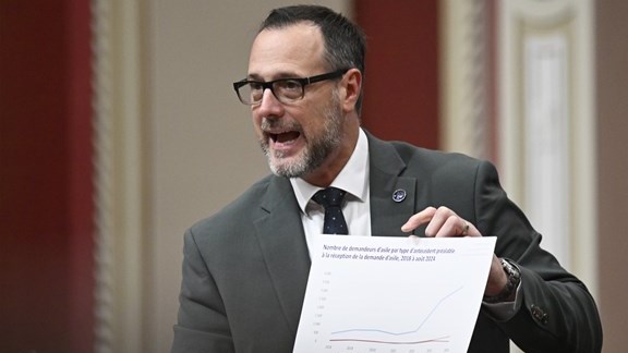 Demandeurs d'asile : Jean-François Roberge réitère sa menace de couper l'aide sociale