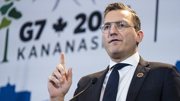 Le gouvernement fédéral n'envisage pas de bannir la plateforme X, dit Solomon