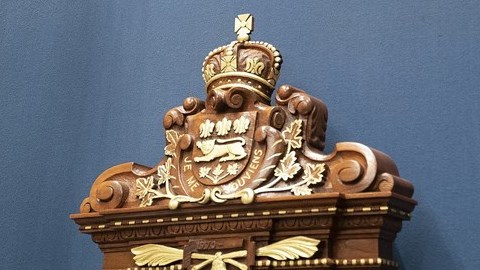 Québec annonce le retrait de la couronne britannique des armoiries de la province