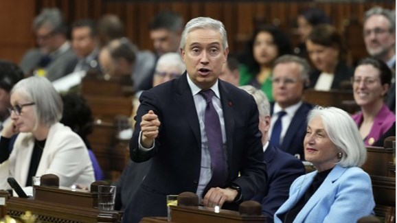 Budget 2025: les libéraux survivent au dernier vote de confiance sur C-15