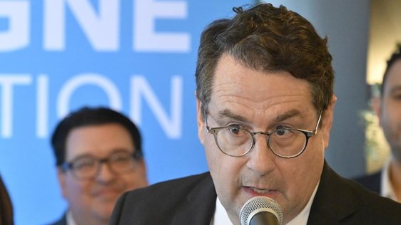 Hausse du prix de l'essence: Drainville s'engage à redonner de l'argent aux Québécois