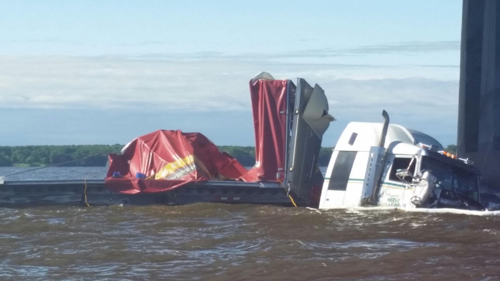 Dernière heure : Une semi-remorque tombe dans les eaux sous le pont de l’Île-aux-Tourtes