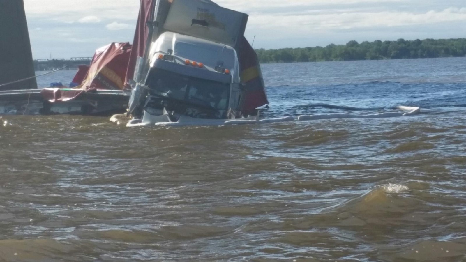 Dernière heure : Une semi-remorque tombe dans les eaux sous le pont de l’Île-aux-Tourtes