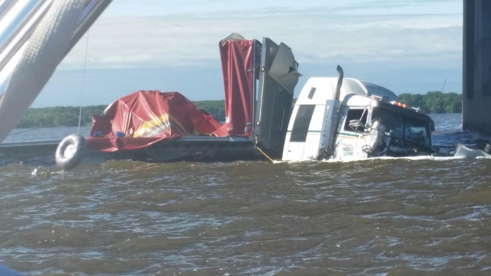 Dernière heure : Une semi-remorque tombe dans les eaux sous le pont de l’Île-aux-Tourtes
