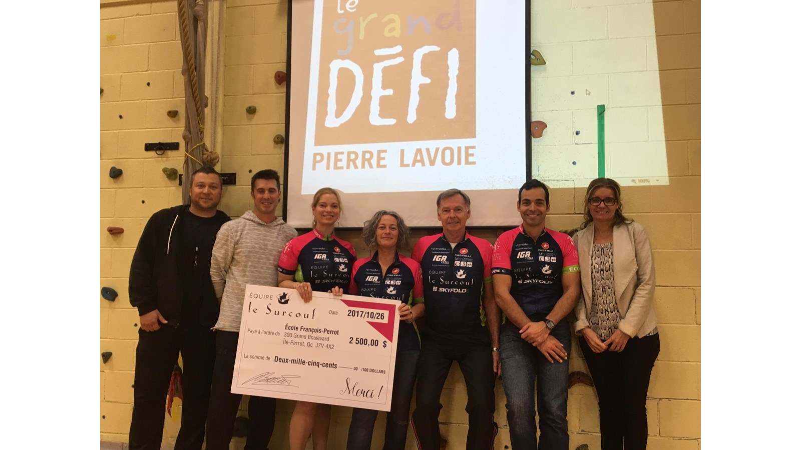Les professeurs d'éducation physique Sébastien Larouche et Frédéric Renaud posent fièrement en compagnie de Chantal Brunet, Dominique Bonnot, Daniel Boulet, Peter Popov et de la directrice de l'école François-Perrot, Lyne Proulx. 