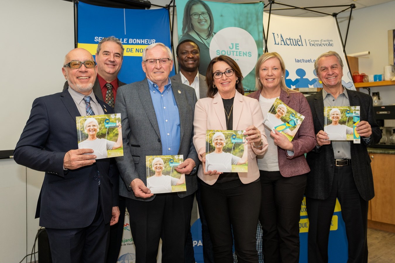 Yvan Cardinal, préfet suppléant et maire de Pincourt, Richard Dubois, directeur Communication et Vie associative à la Caisse Desjardins Vaudreuil-Soulanges, Raymond Larouche, maire des Cèdres et président de la Table de développement social de la MRC Vaudreuil-Soulanges, Fimba Tankoano, directeur général de la Fédération des centres d’action bénévole du Québec, Francine Plamondon, directrice général du Centre d’action bénévole L’Actuel, Marie-Claude Nichols, députée de Vaudreuil, et Yvon Lauzon, président du conseil d’administration de L’Actuel.