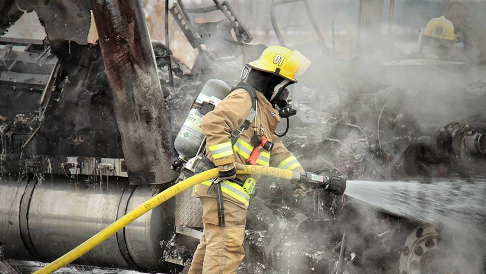Les pompiers de Rivière-Beaudette éteignent un poids lourd en feu en Ontario