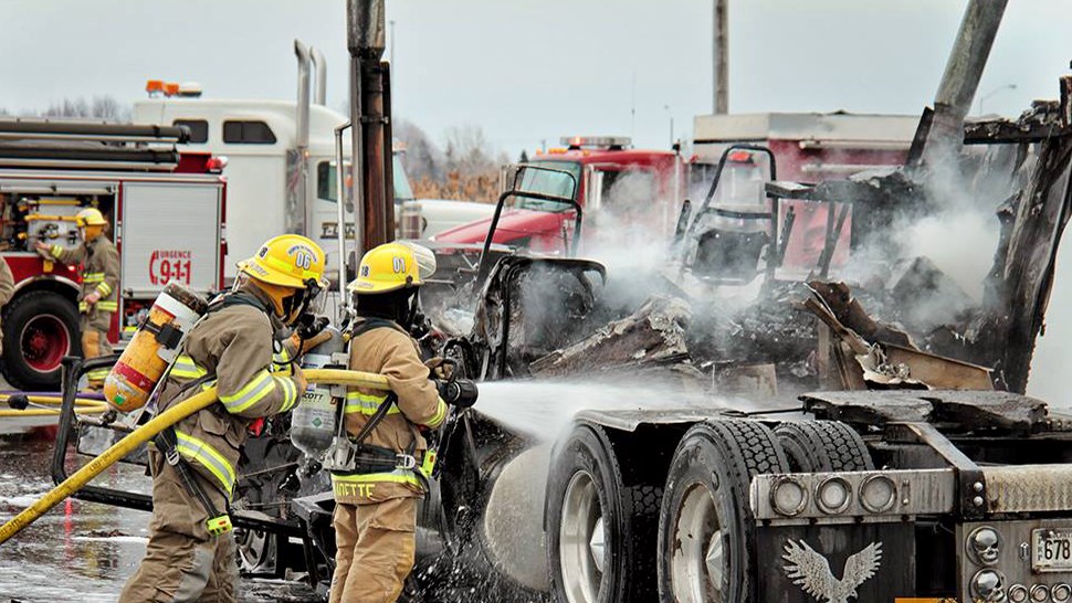 Les pompiers de Rivière-Beaudette éteignent un poids lourd en feu en Ontario