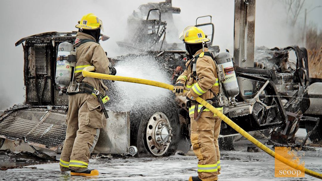 Les pompiers de Rivière-Beaudette éteignent un poids lourd en feu en Ontario