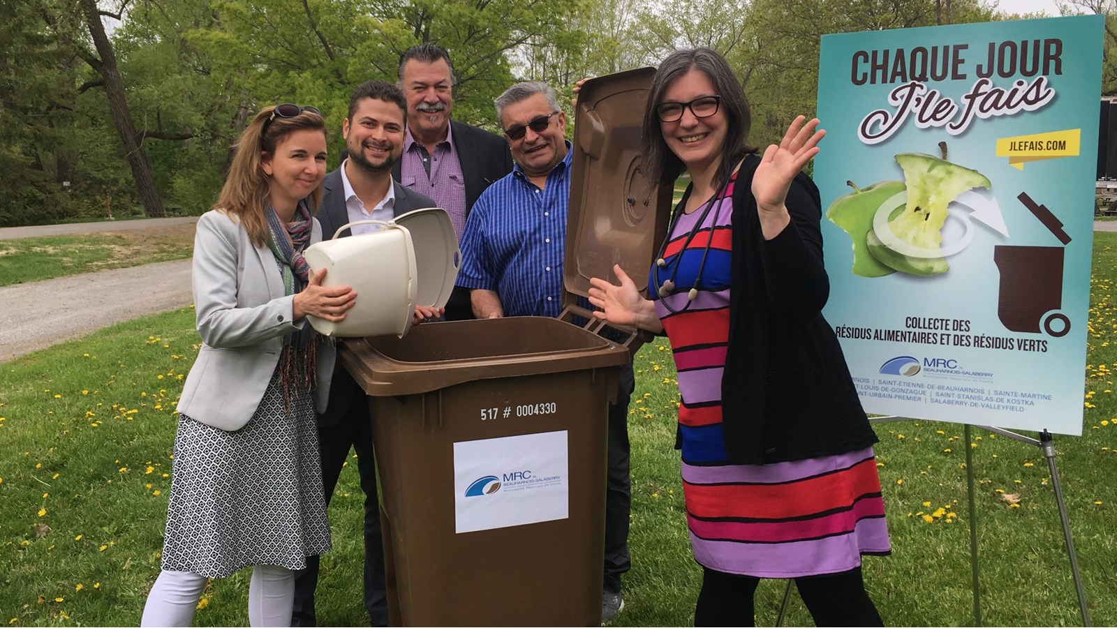 Quelques élus de la MRC de Beauharnois-Salaberry se réjouissent de l'arrivée prochaine du troisième bac sur le territoire. Maude Laberge, préfète tient le bac de cuisine qui sera distribué avec le bac brun entre août et septembre.