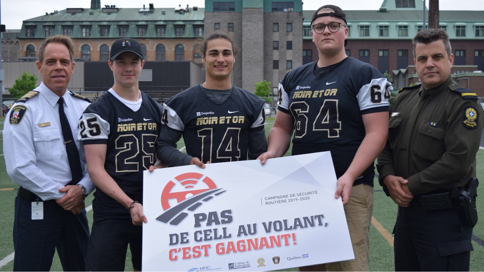 Le Noir et Or du Collège de Valleyfield s'associe aux corps policiers régionaux et aux partenaires du projet pour promouvoir la campagne de sensbilisation auprès des 25-45 ans.