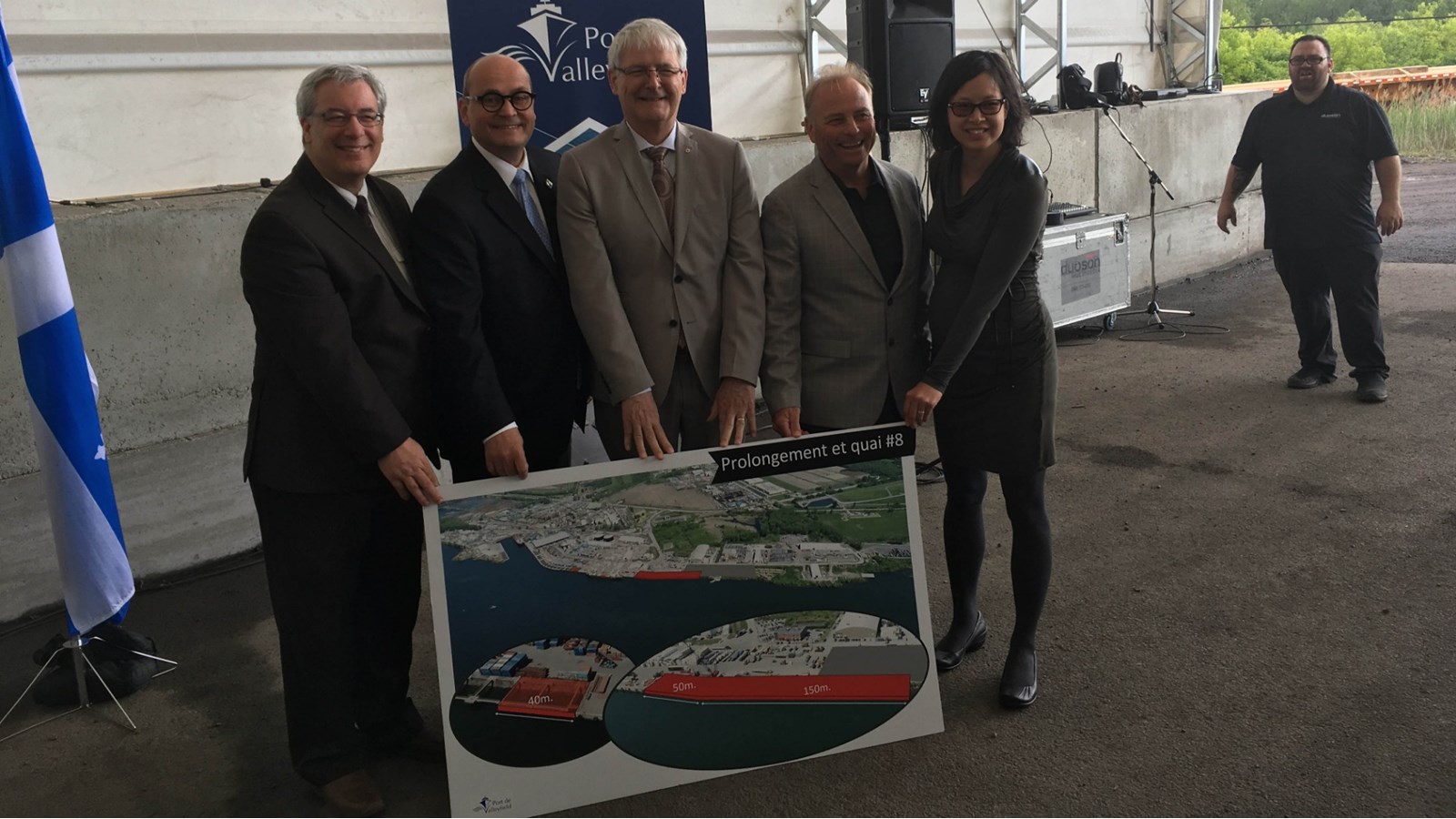 Le projet réjouit le directeur général du Port de Valleyfield, Jean-Philippe Paquin, mais aussi Claude Reid, député de Beauharnois, Marc Garneau, ministre des Transports, Roland Czech, président du conseil d'administration du Port de Valleyfield et Anne Quach, députée de Salaberry-Suroît.