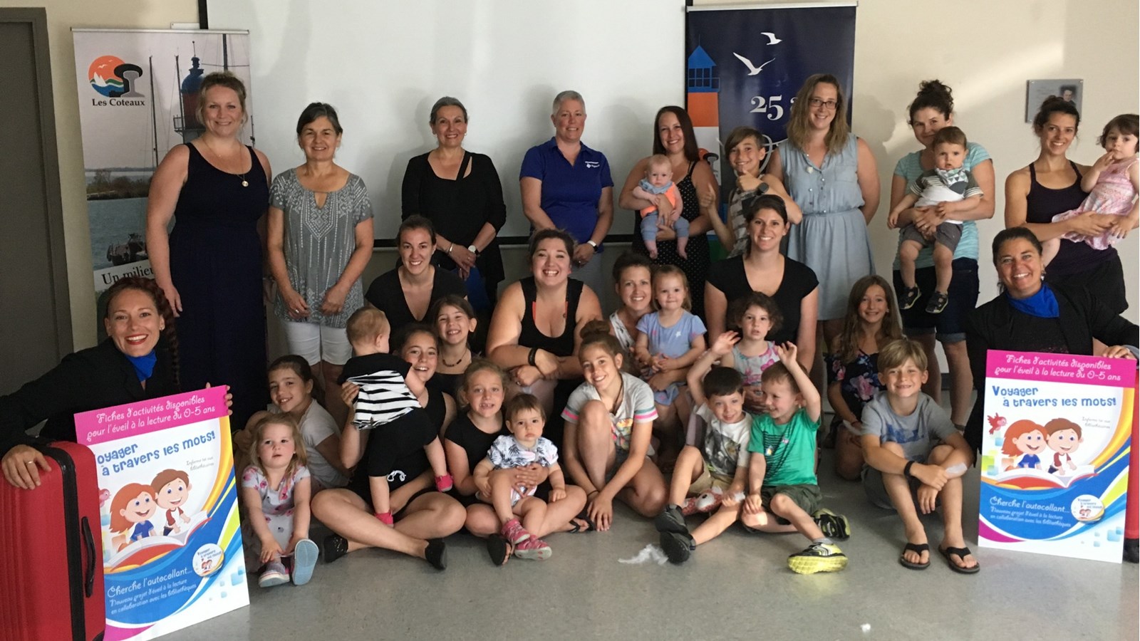 Les partenaires du projet ont pris la pose avec quelques jeunes présents à un atelier animé par le Centre prénatal.