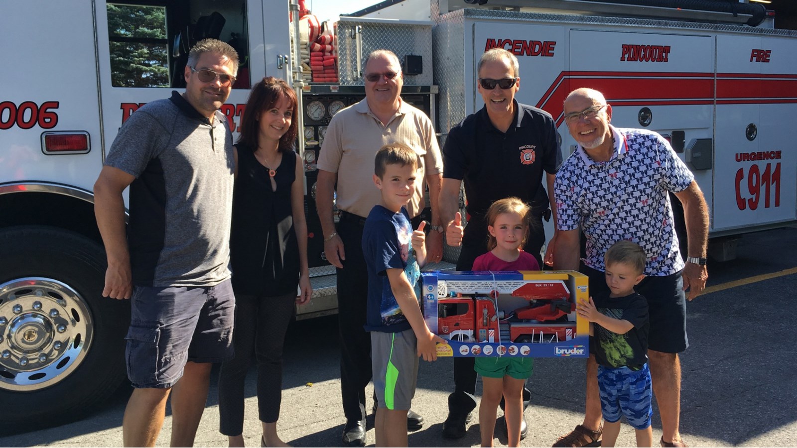Lukas, Londyn et Rylan ont reçu leur prix en présence de leurs parents Charles et Mandy Graham, du directeur de compte chez Néomédia, Michel Lavigne, du directeur du Service de sécurité incendie de la Ville de Pincourt, Yanick Bernier et du maire Yvan Cardinal. Le camion, d'une valeur de 150$ est une gracieuseté de La Ribouldingue de Vaudreuil-Dorion.