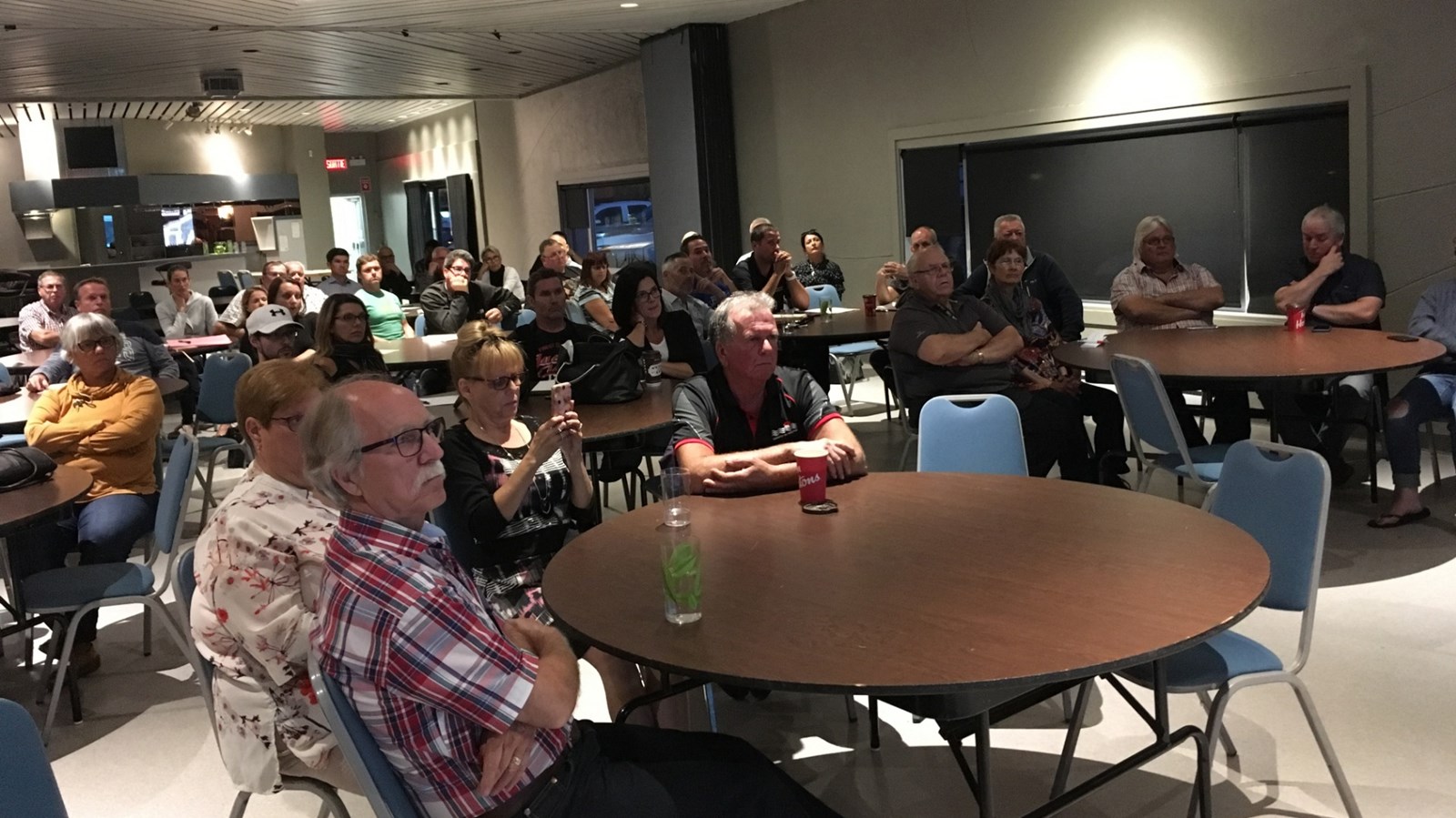 Six des huit conseillers municipaux de Salaberry-de-Valleyfield étaient présents lors de la consultation publique. Près d'une cinquantaine de propriétaires d'entreprises du secteur écoutaient le maire Miguel Lemieux présenté le projet.