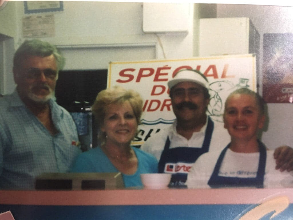 George Allaire et Suzanne Mondoux posent avec Gilles et Cécile, les propriétaires de Patate Gilles.