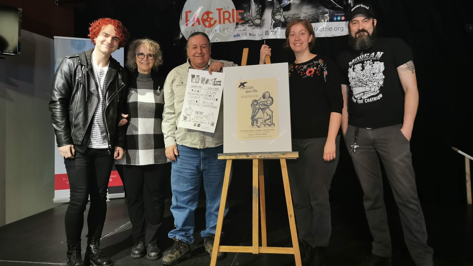 Brendan McShad qui participera à l'édition 2020 du Punkstock a pris la pose avec la représentante de l'Accueil pour Elle, avec l'instigateur du Punkstock, Claude Lepage, avec Émiiie Fortier de La Factrie et avec Alex, membre du groupe Morgan qui a déjà joué sur cette scène dans le passé avec le groupe Morgan.