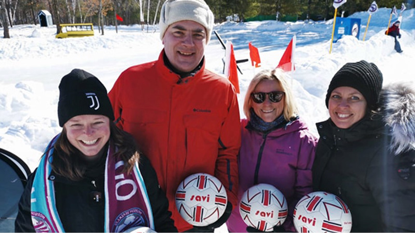 Geneviève Marleau (à gauche) et le personnel du Club de soccer Saint-Lazare-Hudson invitent les amateurs de ce sport à s'inscrire en grand nombre dès le 1er mars prochain.