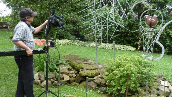 Le film met vraiment en lumière tout le talent de Claude H. Vallée pour recycler et offrir une deuxième vie à certains objets en les transformant en oeuvre d’art.