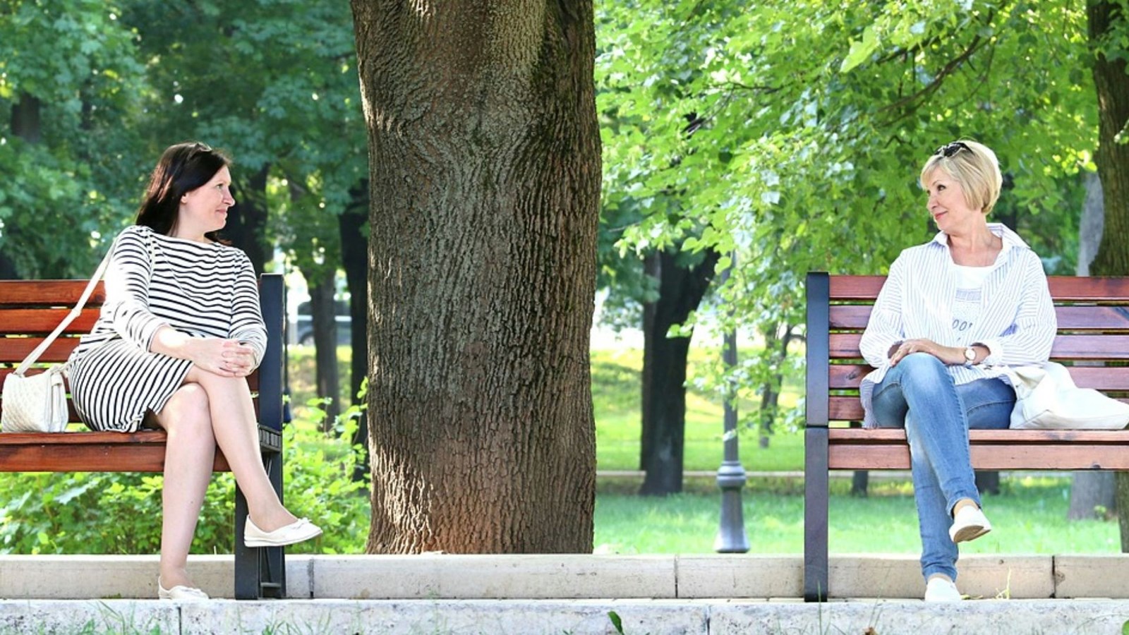 Tant que les personnes respectent le deux mètres, il est possible de parler à ses voisins.