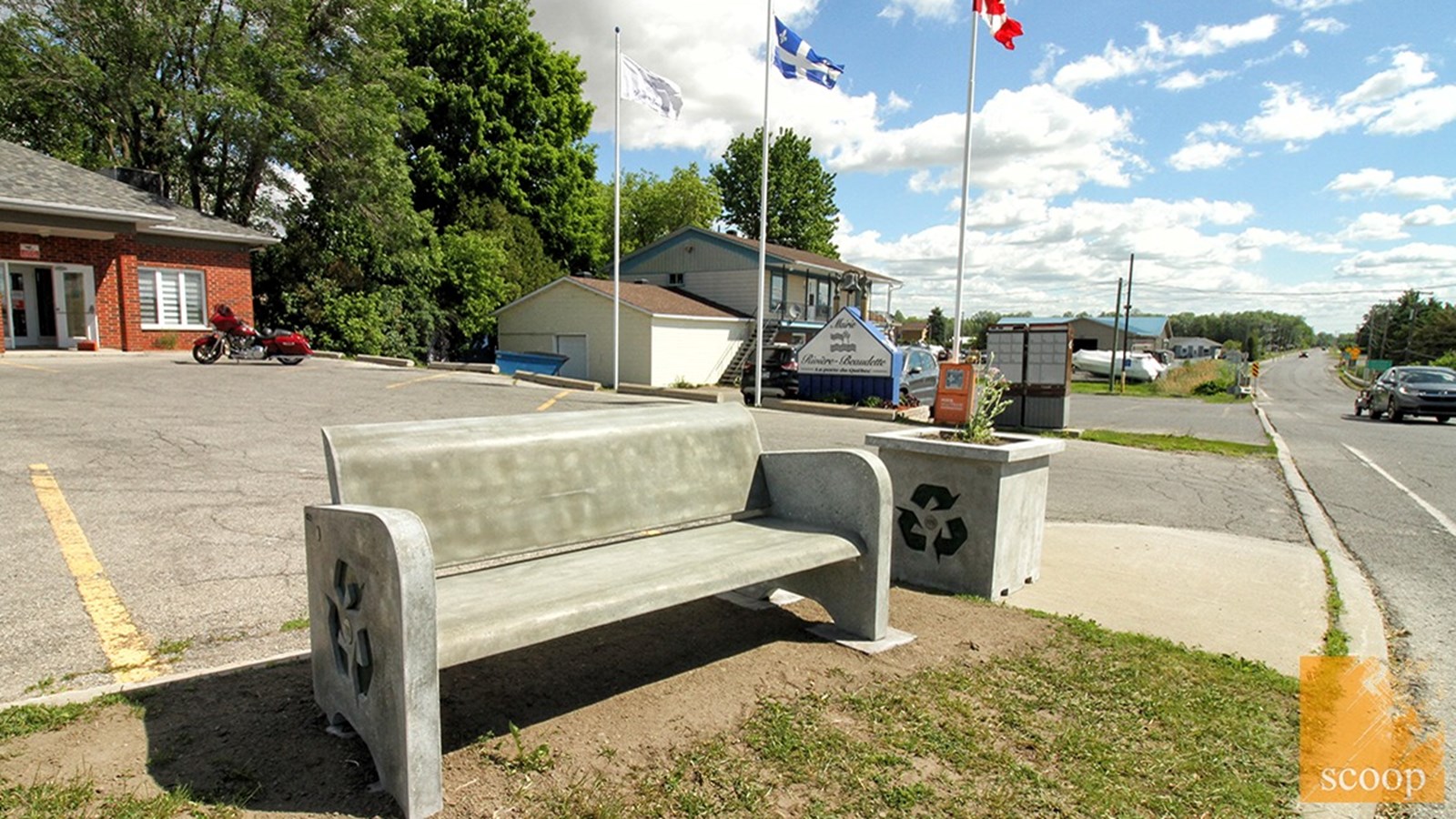 La Municipalité de Rivière-Beaudette s’est récemment procuré du mobilier urbain fabriqué à 70 % de verre recyclé.