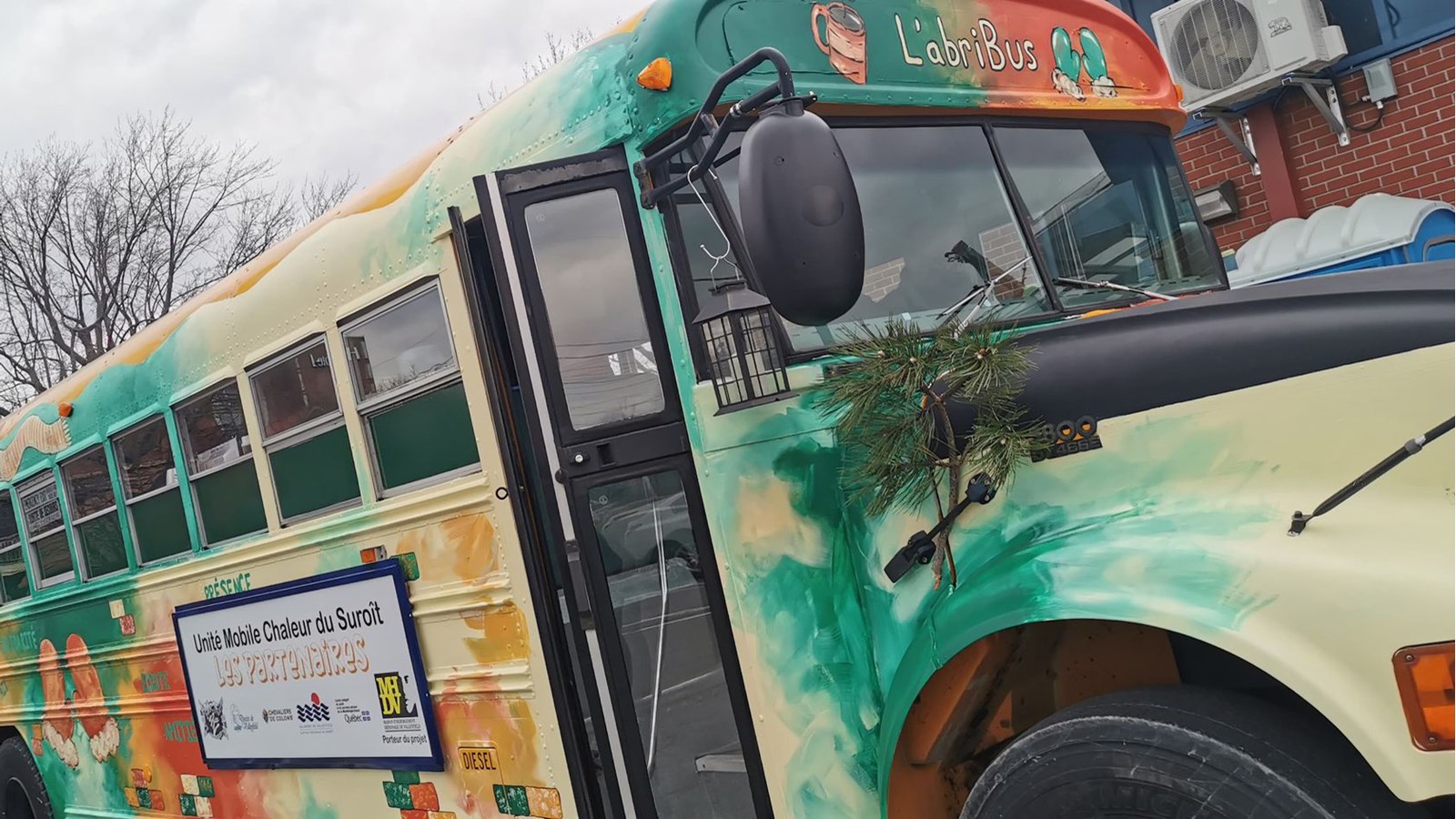 L'autobus est stationné au centre-ville de Salaberry-de-Valleyfield les mardis, jeudis et samedis soirs pour le moment, mais il pourrait voir ses heures de service s'étirer dans un futur rapproché