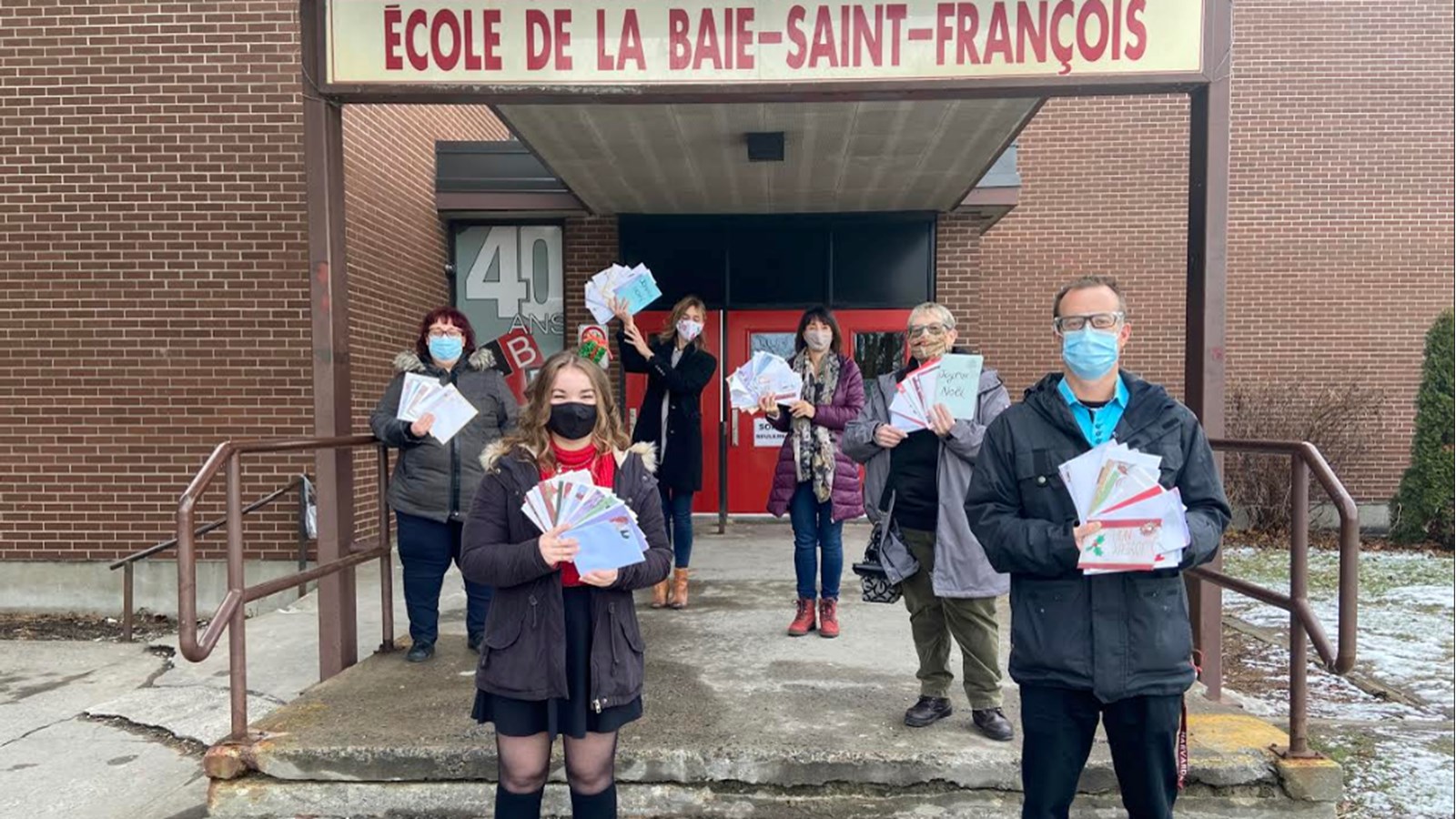 Sur la photo, on retrouve de gauche à droite: Marie-Josée Meloche, directrice, EBSF. Rose-Hélène Laprise, élève de secondaire 5. Mme Michèle Cyr-Lemieux, directrice générale, Fondation de l'Hôpital du Suroît. Mme Monique Caza, vice-présidente, Fondation du Centre Dr-Aimé-Leduc. Mme Francine Leith Miron, présidente, Centre du Partage. M.Martin Laferrière, Animateur de la vie étudiante, EBSF