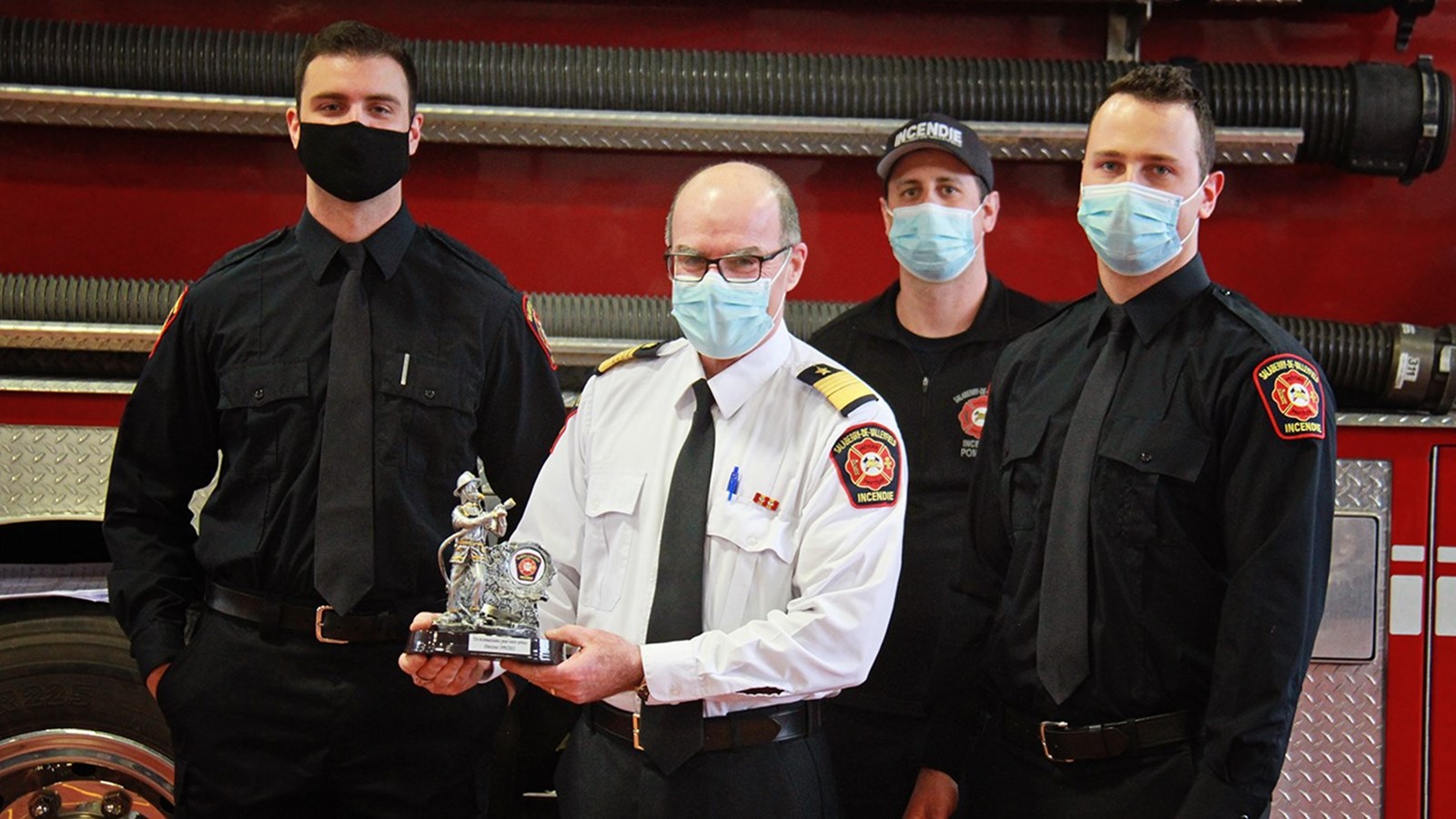 Un trophée a été remis au nouveau retraité pour commémorer ses 22 ans de service au sein de la brigade incendie de Salaberry-de-Valleyfield